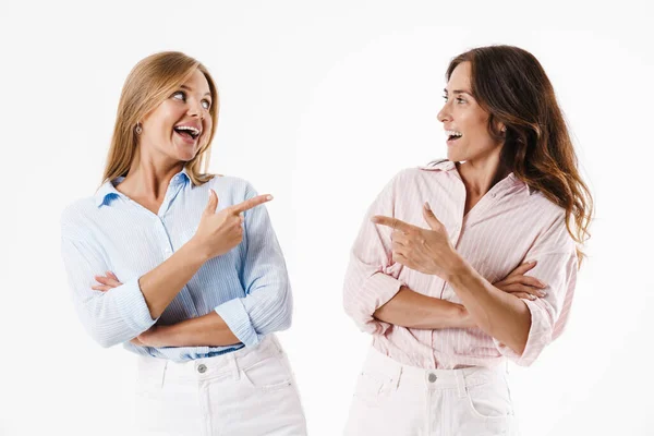 Obrázek Radostné Pěkné Dvě Ženy Ukazující Prstem Sebe Smějící Izolované — Stock fotografie