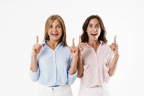 Obrázek Vzrušené Krásné Dvě Ženy Ukazuje Prstem Nahoru Izolované Přes — Stock fotografie