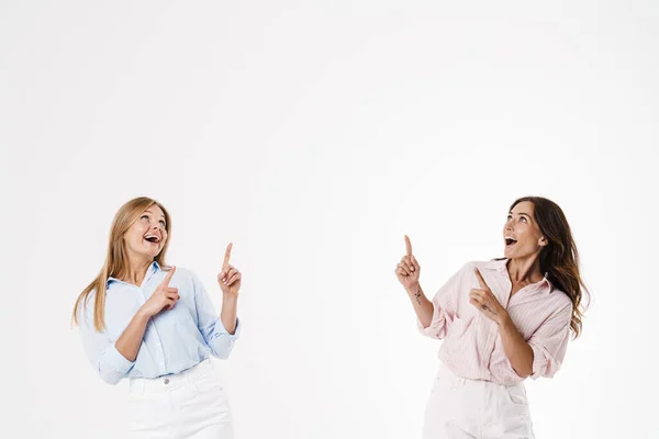 Imagen Dos Mujeres Caucásicas Excitadas Apuntando Con Los Dedos Hacia —  Fotos de Stock