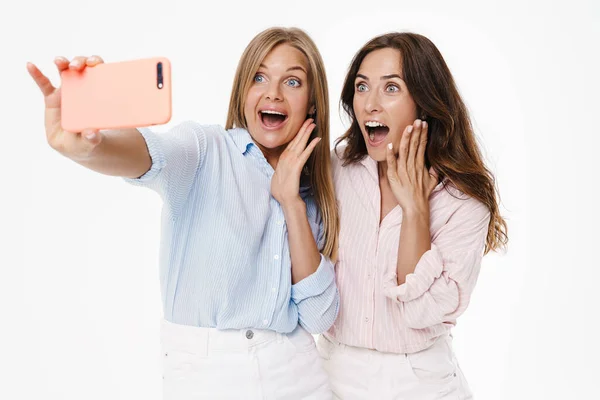 Imagen Dos Mujeres Felices Encantadas Expresando Sorpresa Mientras Toman Selfie — Foto de Stock