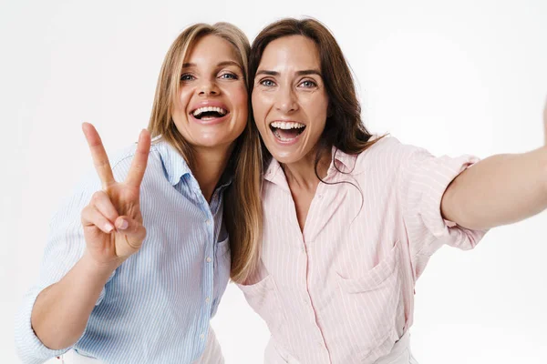 Obrázek Šťastné Dvě Ženy Ukazující Znamení Míru Při Užívání Selfie — Stock fotografie