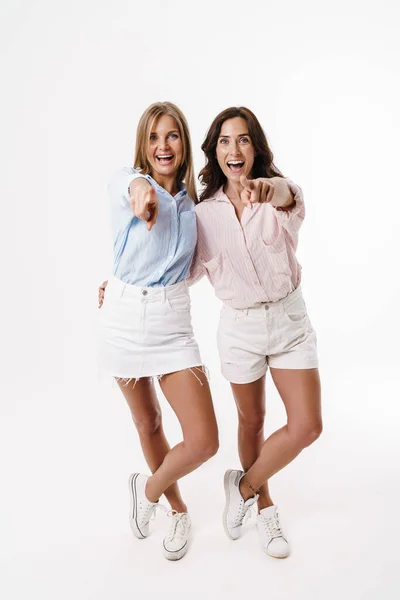 Obrázek Usmívající Krásné Dvě Ženy Ukazující Prsty Kameru Při Objímání — Stock fotografie