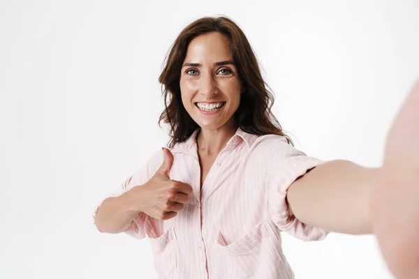 Imagen Una Mujer Feliz Agradable Mostrando Pulgar Hacia Arriba Mientras — Foto de Stock