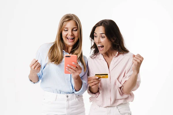 Image Delighted Women Holding Credit Card Cellphone While Making Winner — Stock Photo, Image