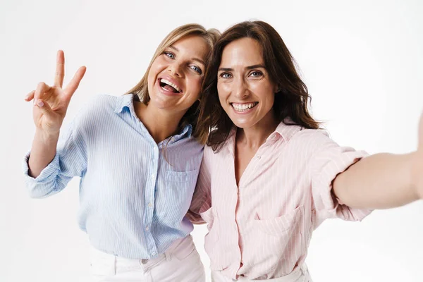 Imagem Duas Mulheres Felizes Mostrando Sinal Paz Tirar Foto Selfie — Fotografia de Stock