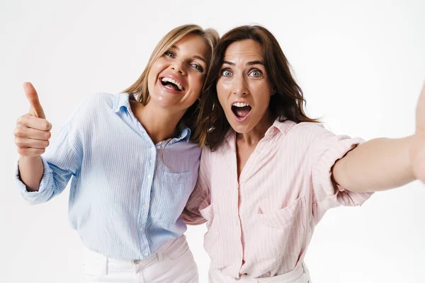 Εικόνα Των Ευτυχισμένων Δύο Γυναικών Που Δείχνουν Τον Αντίχειρά Τους — Φωτογραφία Αρχείου