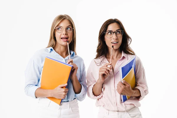 Imagen Mujeres Felices Con Anteojos Sonriendo Mientras Posan Con Libros — Foto de Stock