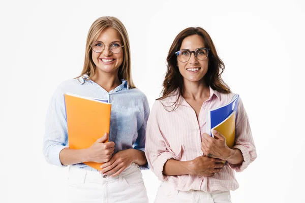 Immagine Donne Felici Occhiali Sorridenti Mentre Posano Con Quaderni Isolati — Foto Stock