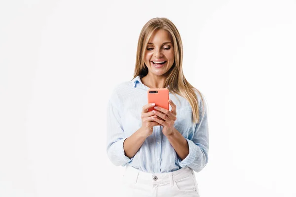 Imagen Mujer Rubia Feliz Usando Teléfono Móvil Sonriendo Aislado Sobre — Foto de Stock