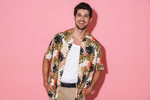 Retrato Joven Alegre Con Camisa Extravagante Sonriendo Posando Cámara Aislada — Foto de Stock