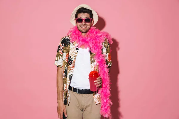 Портрет Веселого Молодого Человека Улыбкой Боа Пьющего Содовую Розовом Фоне — стоковое фото