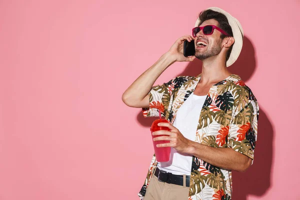 Retrato Del Hombre Riendo Usando Sombrero Hablando Teléfono Celular Mientras — Foto de Stock