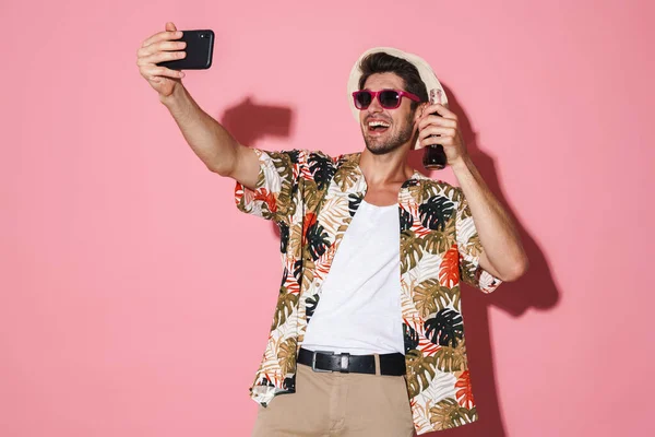 Retrato Del Hombre Sonriente Usando Sombrero Tomando Selfie Teléfono Celular — Foto de Stock