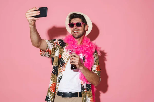 Retrato Del Hombre Sonriente Usando Boa Tomando Selfie Teléfono Celular — Foto de Stock