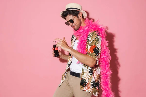 Портрет Веселого Молодого Человека Носящего Боа Танцующего Содовую Розовом Фоне — стоковое фото