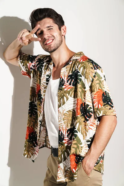 Retrato Joven Alegre Guiñando Ojo Señalando Signo Paz Aislado Sobre — Foto de Stock