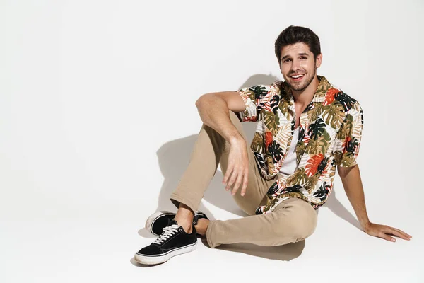 Retrato Joven Alegre Con Camisa Extravagante Sonriendo Mientras Está Sentado — Foto de Stock