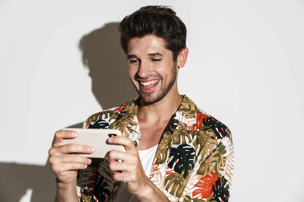 Retrato Joven Alegre Camisa Extravagante Jugando Juego Línea Teléfono Celular — Foto de Stock