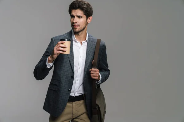 Foto Respetable Empresario Confiado Con Bolsa Bebiendo Café Para Llevar — Foto de Stock