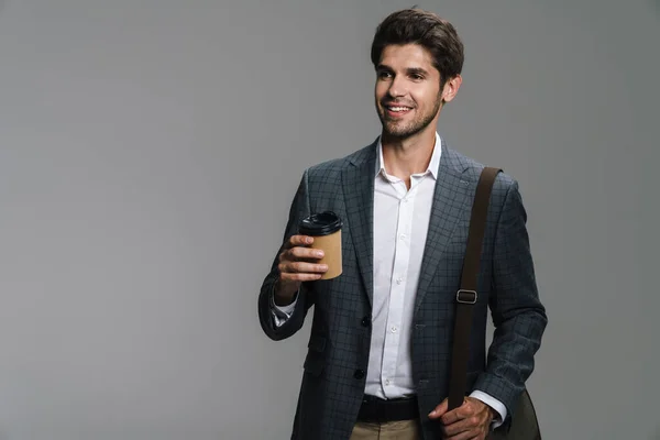Φωτογραφία Του Χαμογελαστού Επιχειρηματία Αυτοπεποίθηση Τσάντα Πίνοντας Καφέ Takeaway Απομονώνονται — Φωτογραφία Αρχείου