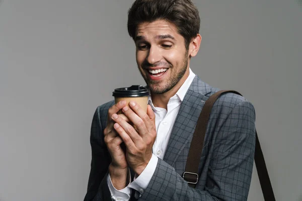 Φωτογραφία Του Ενθουσιασμένου Επιχειρηματία Αυτοπεποίθηση Τσάντα Πίνοντας Καφέ Takeaway Απομονώνονται — Φωτογραφία Αρχείου