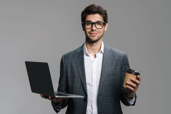 Foto Nöjd Affärsman Glasögon Dricka Kaffe Takeaway Och Använda Laptop — Stockfoto