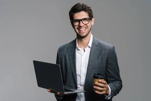 Zdjęcie Zadowolonego Biznesmena Okularach Pijącego Kawę Wynos Korzystającego Laptopa Odizolowanego — Zdjęcie stockowe