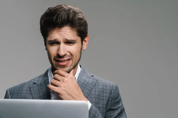 Foto Joven Empresario Disgustado Trabajando Con Ordenador Portátil Aislado Sobre —  Fotos de Stock