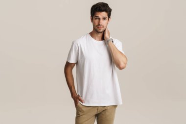 Beyaz arka planda izole edilmiş, poz veren ve kameraya bakan memnun kıllı adamın portresi