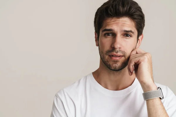 Retrato Hombre Confuso Sin Afeitar Camiseta Básica Posando Mirando Cámara — Foto de Stock