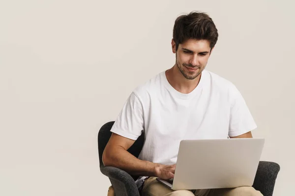 Portret Van Een Ongeschoren Tevreden Man Werkend Met Laptop Terwijl — Stockfoto