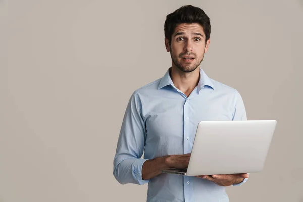 Retrato Homem Bonito Chocado Olhando Para Câmera Usar Computador Isolado — Fotografia de Stock