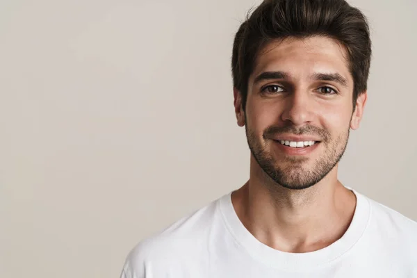 Retrato Del Joven Alegre Camiseta Básica Sonriendo Mirando Cámara Aislada — Foto de Stock