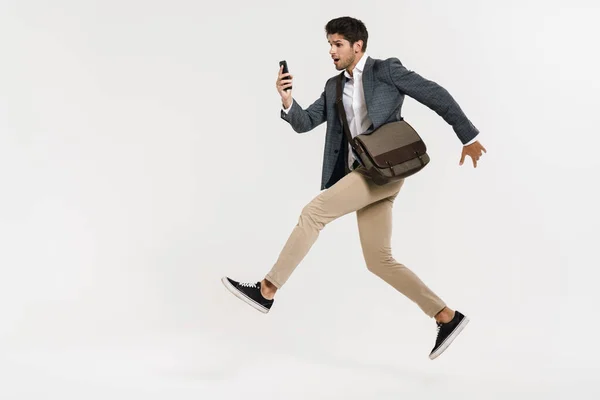 Foto Joven Hombre Negocios Caucásico Usando Teléfono Celular Mientras Corre — Foto de Stock