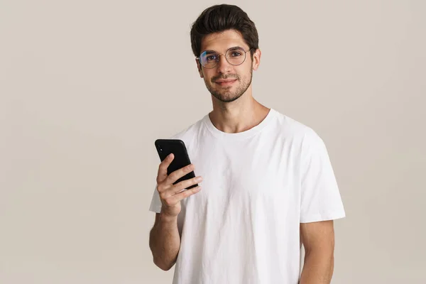 Retrato Hombre Guapo Complacido Gafas Usando Teléfono Móvil Aislado Sobre — Foto de Stock