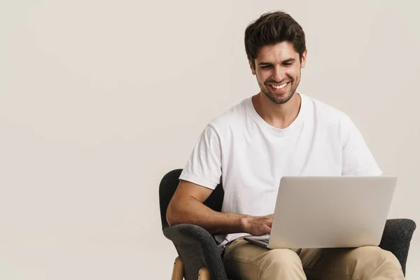 Portret Van Een Ongeschoren Lachende Man Werkend Met Een Laptop — Stockfoto