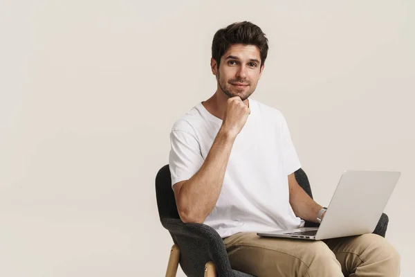 Retrato Homem Não Barbeado Satisfeito Trabalhando Com Laptop Enquanto Sentado — Fotografia de Stock