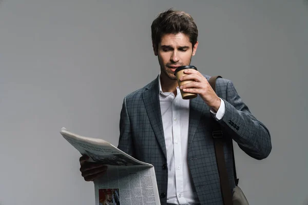 Photo Focused Businessman Drinking Coffee Takeaway While Reading Newspaper Isolated — Stock Photo, Image