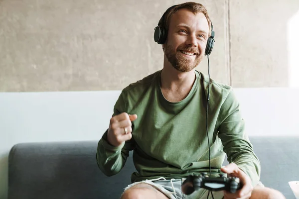 Foto Uomo Ridente Che Indossa Cuffie Giocando Videogioco Mentre Gesto — Foto Stock