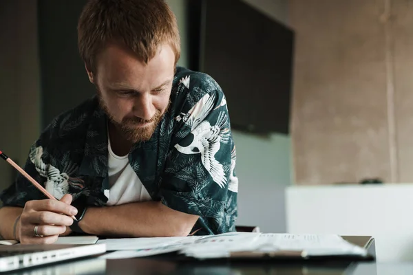 Foto Van Tevreden Knappe Man Die Met Laptop Werkt Notities — Stockfoto