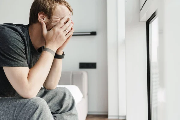 Foto Pelirrojo Disgustado Cubriéndose Cara Mientras Está Sentado Cama Después — Foto de Stock