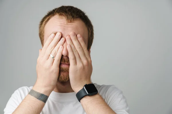 Foto Joven Caucásico Con Pelo Rojo Posando Cubriendo Sus Ojos — Foto de Stock