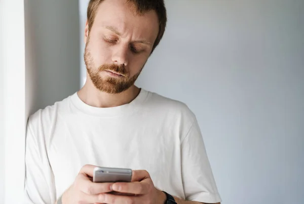 Foto Hombre Barbudo Perplejo Con Pelo Rojo Usando Teléfono Móvil — Foto de Stock