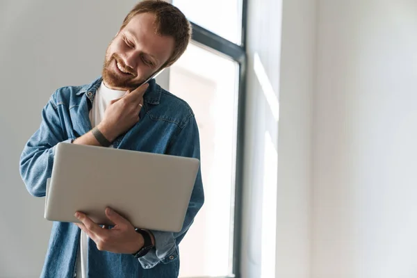 Foto Hombre Barbudo Riendo Hablando Teléfono Celular Trabajando Con Ordenador — Foto de Stock