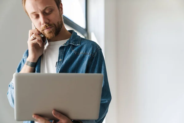 Foto Del Hombre Barbudo Enfocado Hablando Teléfono Celular Trabajando Con — Foto de Stock