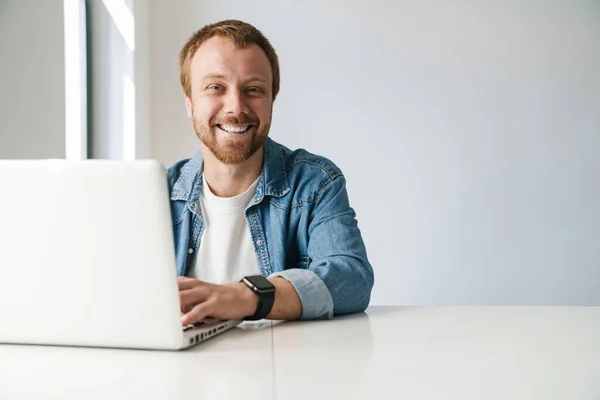 Foto Von Gut Aussehenden Mann Mit Rotem Bart Arbeitet Laptop — Stockfoto