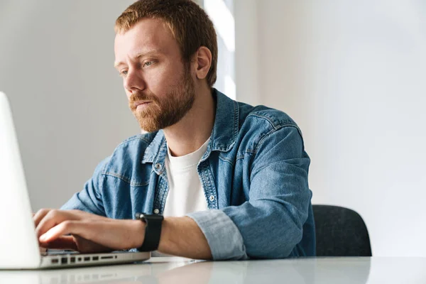 Foto Homem Bonito Brooding Com Barba Vermelha Trabalhando Laptop Enquanto — Fotografia de Stock