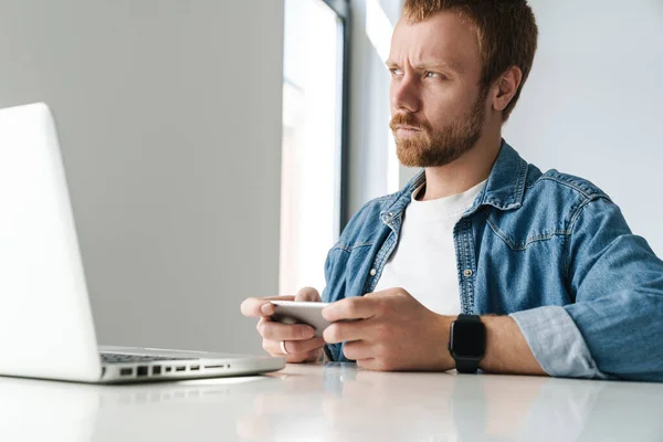 Foto Van Gerichte Knappe Man Spelen Online Spel Mobiele Telefoon — Stockfoto