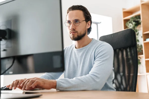 Immagine Programmatore Concentrato Non Rasato Che Indossa Occhiali Vista Mentre — Foto Stock