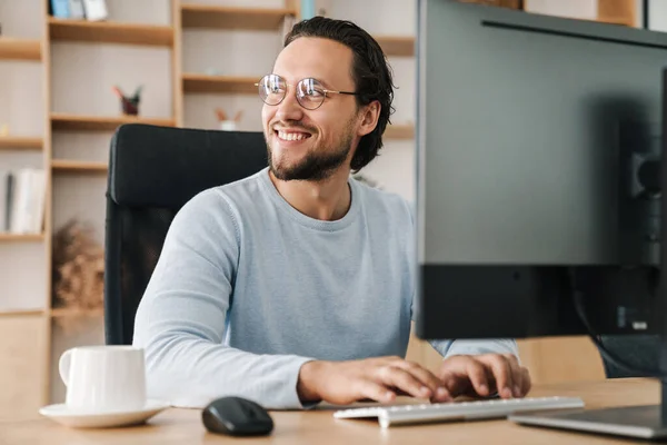 Immagine Programmatore Sorridente Senza Barba Che Indossa Occhiali Che Lavora — Foto Stock